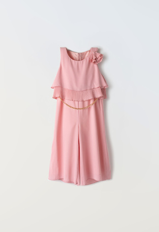 Ολόσωμη φόρμα ΕΒΙΤΑ σε ροζ χρώμα με σχέδιο από πιέτες.