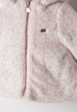 Γούνα ΕΒΙΤΑ με κουκούλα, σε εκρού-ροζ χρώμα.