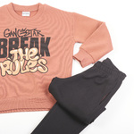 Σετ φόρμας TRAX με λαιμόκοψη σε καφέ ανοιχτό με μαύρο χρώμα.