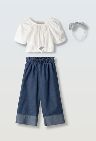 Σετ τζιν παντελόνα ΕΒΙΤΑ, με μπλούζα τοπ σε χρώμα λευκό.