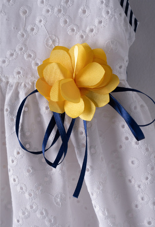 Φόρεμα ΕΒΙΤΑ κιπούρ δαντέλα, σε χρώμα λευκό, με ασορτί κορδέλα.