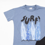 Σετ σορτς TRAX σε μπλε ραφ χρώμα με τύπωμα "SURF" στο μπροστινό μέρος.