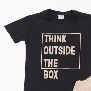 Σετ σορτς TRAX σε μαύρο με μπεζ χρώμα και τύπωμα  "ΤΗΙΝΚ ΟUTSIDE ΤΗΕ ΒΟΧ" στο μπροστινό μέρος.