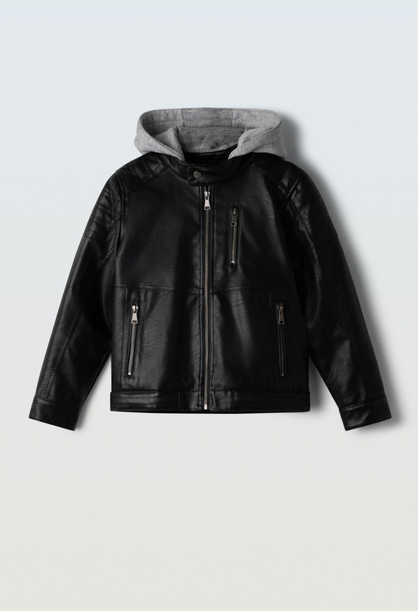 Δερμάτινο μπουφάν HASHTAG σε μαύρο χρώμα με αποσπώμενη κουκούλα.