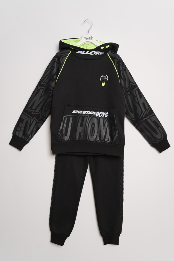 Sprint tracksuit set in black color with print on the sleeves.