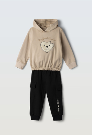 Σετ φόρμας ΕΒΙΤΑ σε μπεζ-μαύρο χρώμα με ενσωματωμένη κουκούλα.