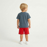 Σετ σορτς TRAX σε χρώμα μπλε ραφ με κόκκινο.