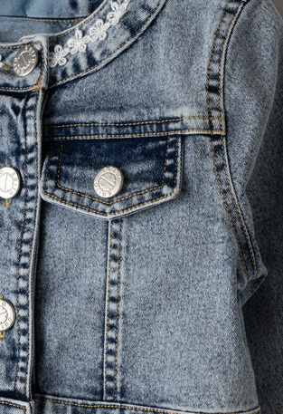 Μπουφάν τζιν ΕΒΙΤΑ σε χρώμα μπλε πετροπλυμένο.