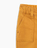 Παντελόνι Ikks από πλεκτό βαμβακερό ελαστικό ύφασμα σε μουσταρδί χρώμα.