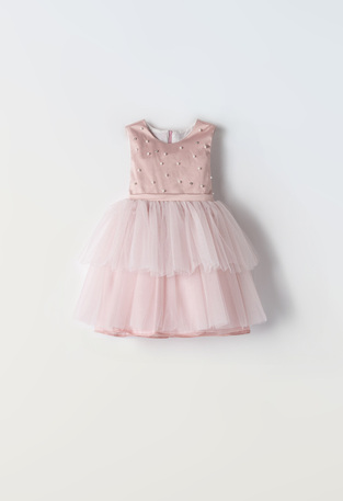 Φόρεμα σατέν ΕΒΙΤΑ σε ροζ χρώμα με τούλινο τελείωμα.