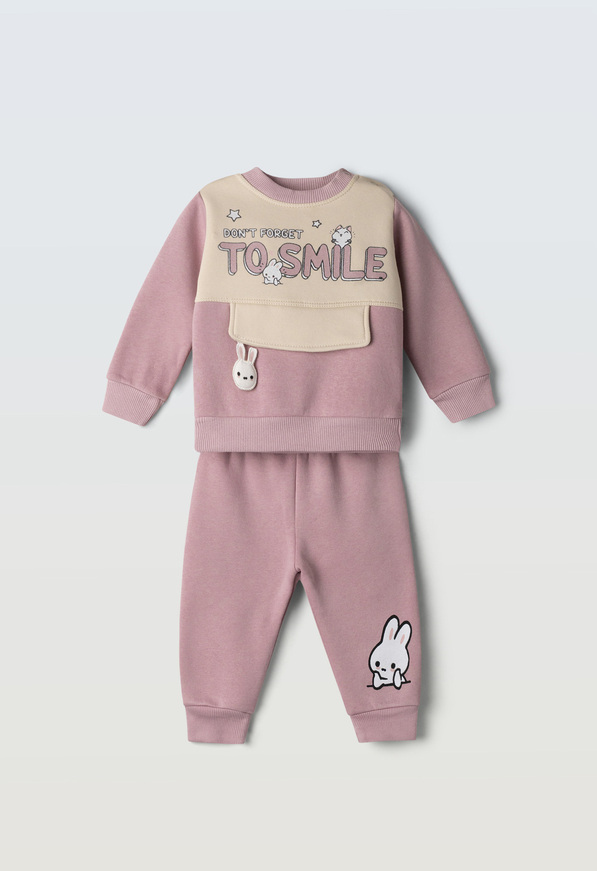 Σετ φόρμας ΕΒΙΤΑ σε ροζ-μπεζ χρώμα με στρογγυλή λαιμόκοψη.