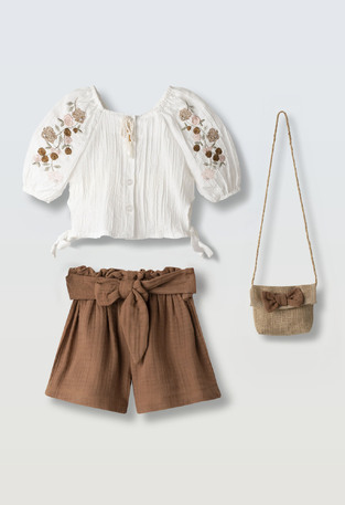 Σετ σορτς ΕΒΙΤΑ σε χρώμα λευκό με καφέ σορτς και ασορτί τσαντάκι.