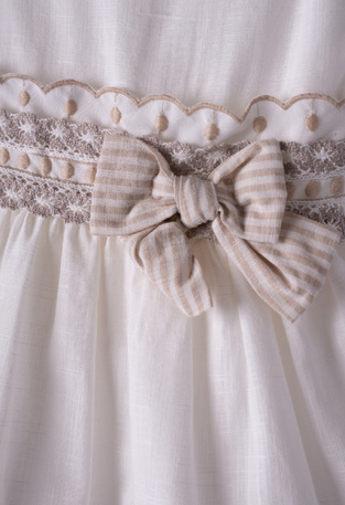 Φόρεμα ΕΒΙΤΑ σε λευκό χρώμα με μπεζ λεπτομέρειες.