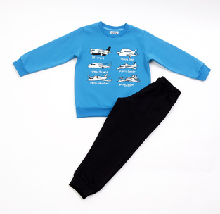 Σετ φόρμας TRAX, μπλούζα σε χρώμα γαλάζιο με τύπωμα αεροπλανάκια και παντελόνι φούτερ.