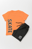 Σετ σορτς SPRINT σε πορτοκαλί χρώμα με ανάγλυφο τύπωμα skate.