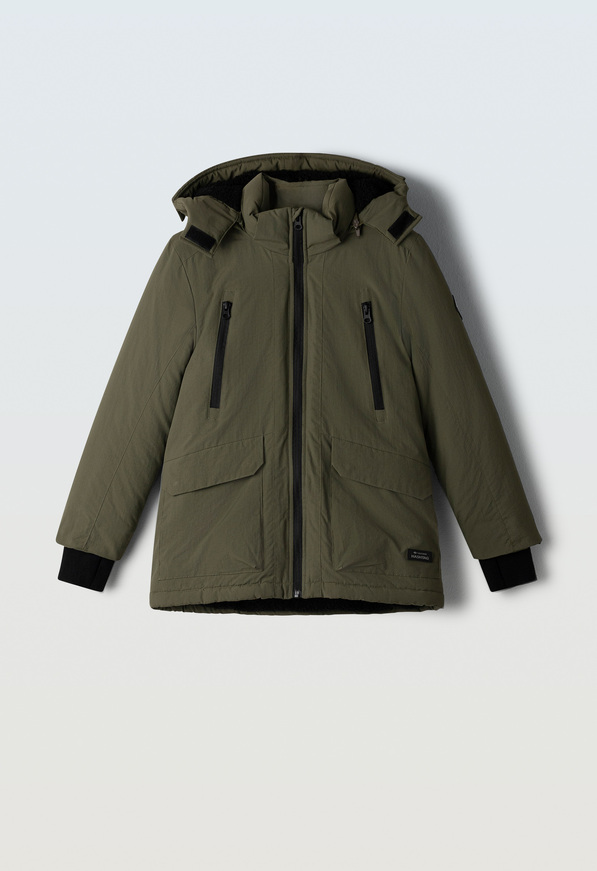 Μπουφάν παρκά HASHTAG σε χακί χρώμα με αποσπώμενη κουκούλα.