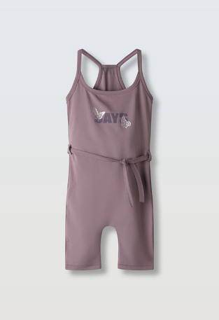 Κοντή ολόσωμη φόρμα ΕΒΙΤΑ σε χρώμα ροζ, με ασορτί ζωνάκι.