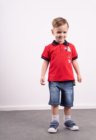 Σετ 2 τεμ. HASHTAG, μπλούζα τύπου polo σε χρώμα κόκκινο και τζιν βερμούδα.