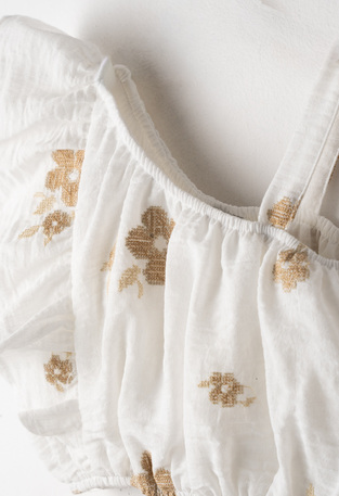 Σετ σορτς ΕΒΙΤΑ σε χρώμα λευκό με σορτς σε χρώμα μπεζ.