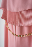 Ολόσωμη φόρμα ΕΒΙΤΑ σε ροζ χρώμα με σχέδιο από πιέτες.