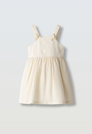 Φόρεμα ΕΒΙΤΑ σε χρώμα εκρού, με κεντητές λεπτομέρειες στο πάνω μέρος.
