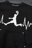 Σετ φόρμας SPRINT σε μαύρο χρώμα με ανάγλυφο τύπωμα σε σχέδιο μπασκετμπολίστα.