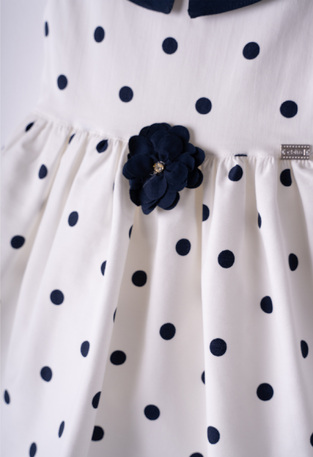 Βαμβακερό φόρεμα ΕΒΙΤΑ, πουά σε χρώμα λευκό - σκούρο μπλε, με ασορτί κορδέλα.