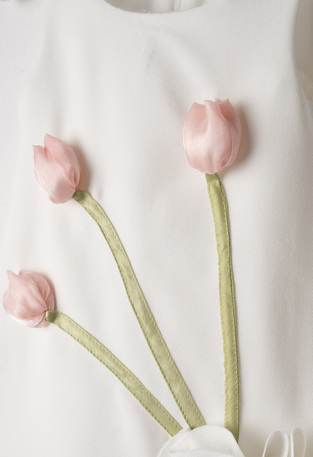 Αμάνικο φόρεμα ΕΒΙΤΑ,σε χρώμα λευκό με τρισδιάστατο σχέδιο με τουλίπες στο μπροστινό μέρος.