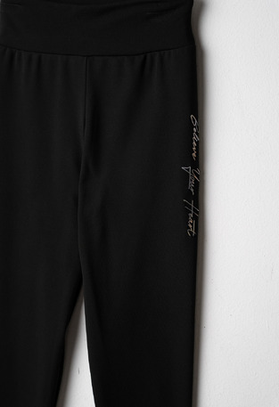 EVITA leggings in black.