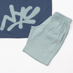 Σετ σορτς TRAX σε μπλε ραφ με μέντα χρώμα και τύπωμα στο μπροστινό μέρος.