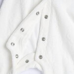 Βελουτέ φορμάκι CHICCO σε λευκό χρώμα με all over σχέδιο τριαντάφυλλα.