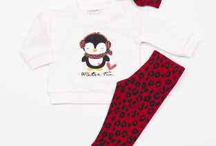 Set of TRAX leggings in off-white and red with matching ribbon.