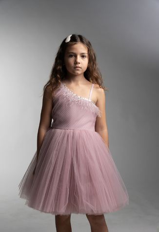 Φόρεμα ΕΒΙΤΑ σε χρώμα ροζ με τούλινο τελείωμα.