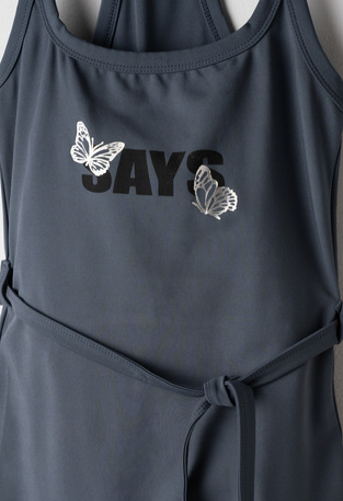 Ολόσωμο σορτς ΕΒΙΤΑ σε χρώμα ανθρακί με ασορτί ζωνάκι.