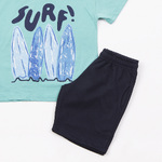 Σετ σορτς TRAX σε χρώμα τιρκουάζ με τύπωμα "SURF" στο μπροστινό μέρος.