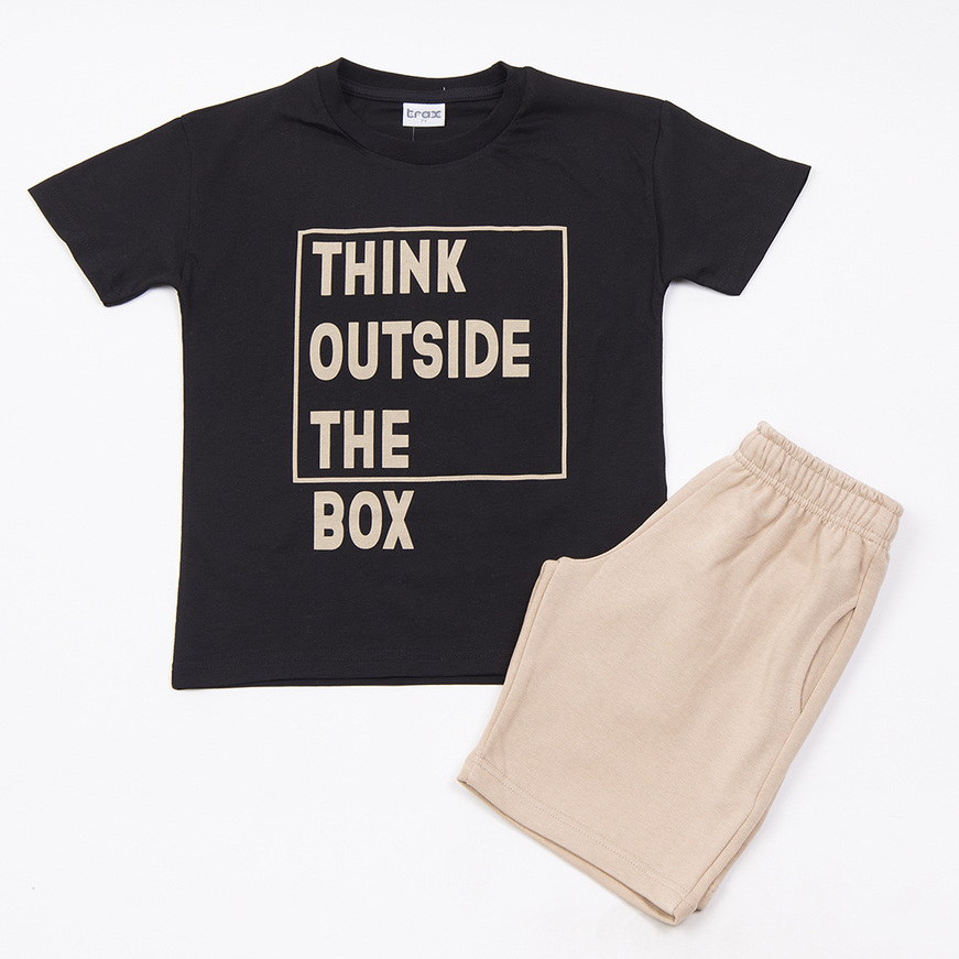 Σετ σορτς TRAX σε μαύρο με μπεζ χρώμα και τύπωμα  "ΤΗΙΝΚ ΟUTSIDE ΤΗΕ ΒΟΧ" στο μπροστινό μέρος.