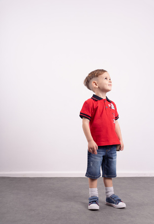 Σετ 2 τεμ. HASHTAG, μπλούζα τύπου polo σε χρώμα κόκκινο και τζιν βερμούδα.