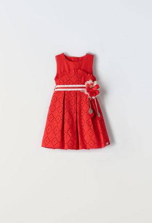 Φόρεμα ΕΒΙΤΑ σε κόκκινο χρώμα με εντυπωσιακό κέντημα.