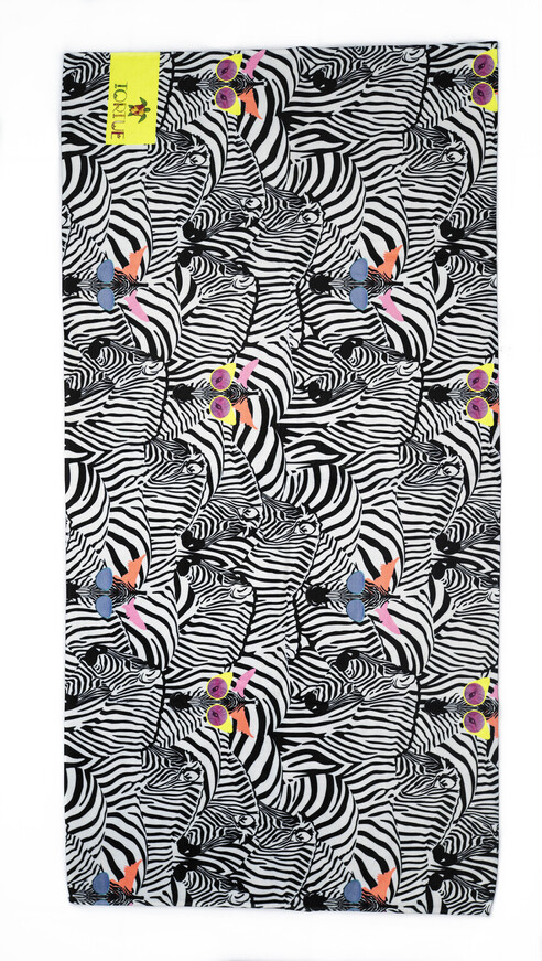 Beach towel TORTUE 140 X 70 cm in black and white color with all over animal print.