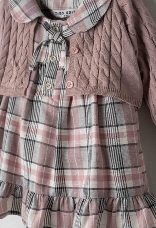 Σετ φόρεμα ΕΒΙΤΑ σε ροζ χρώμα με πλεκτή ζακέτα.