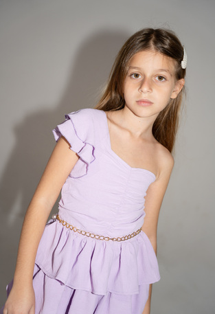 Φόρεμα ΕΒΙΤΑ σε μωβ χρώμα με σχέδιο από βολάν.