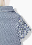 Φόρεμα ριγέ Ikks σε στυλ πουκάμισου με κεντημένα αστέρια και μπλε τούλι στο κάτω μέρος.