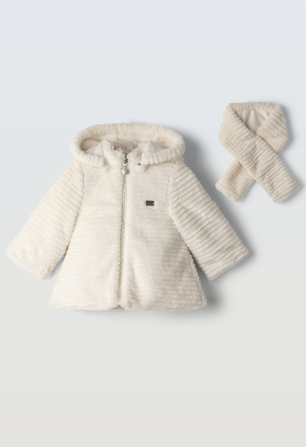 Γούνα ΕΒΙΤΑ με κουκούλα και ασορτί κασκόλ, σε εκρού χρώμα.