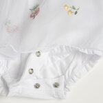 Φορμάκι CHICCO σε λευκό χρώμα με εξωτερική τούλινη επένδυση.