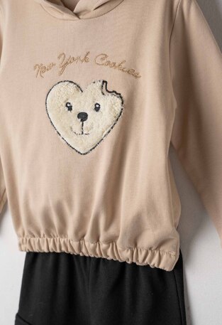 Σετ φόρμας ΕΒΙΤΑ σε μπεζ-μαύρο χρώμα με ενσωματωμένη κουκούλα.