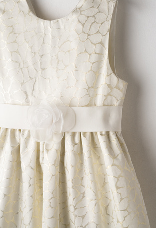 Φόρεμα ΕΒΙΤΑ σε χρώμα εκρού με χρυσό και ασορτί τσαντάκι.