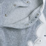 Βελουτέ φορμάκι CHICCO σε γκρι μελανζέ χρώμα με ανάγλυφο τύπωμα κουνελάκι.