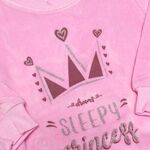 Βελουτέ πιτζάμα DREAMS σε ροζ χρώμα με ανάγλυφο τύπωμα κορόνας.