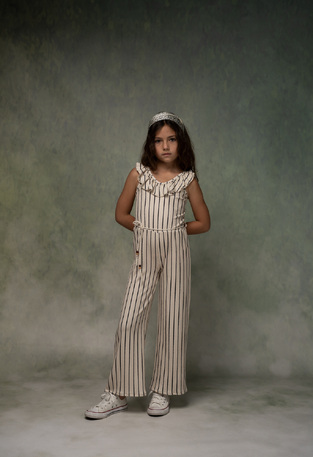 Ολόσωμη φόρμα ΕΒΙΤΑ σε εκρού χρώμα με ριγέ σχέδιο.