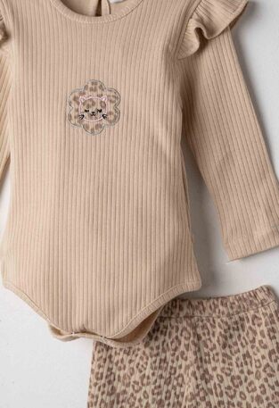 EVITA leggings set in beige with matching hair ribbon.